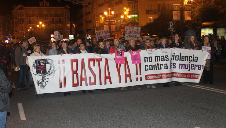 La manifestación contra la violencia de género ha recorrido varias calles de Santander