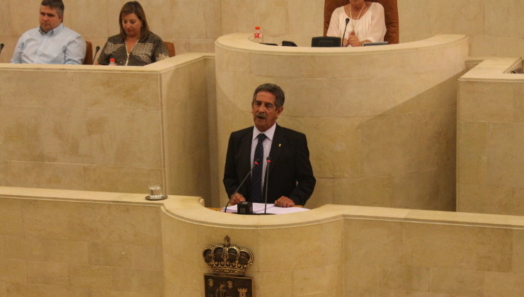 Imagen de archivo de Miguel Ángel Revilla en el Parlamento de Cantabria