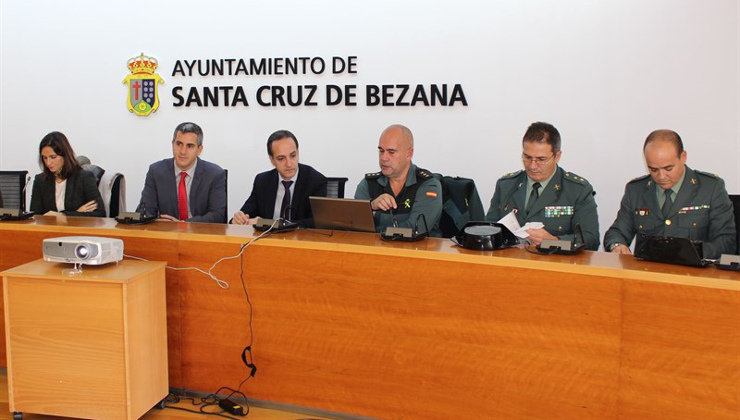 El alcalde de Santa Cruz de Bezana, Pablo Zuloaga, y el delegado del Gobierno, Samuel Ruiz