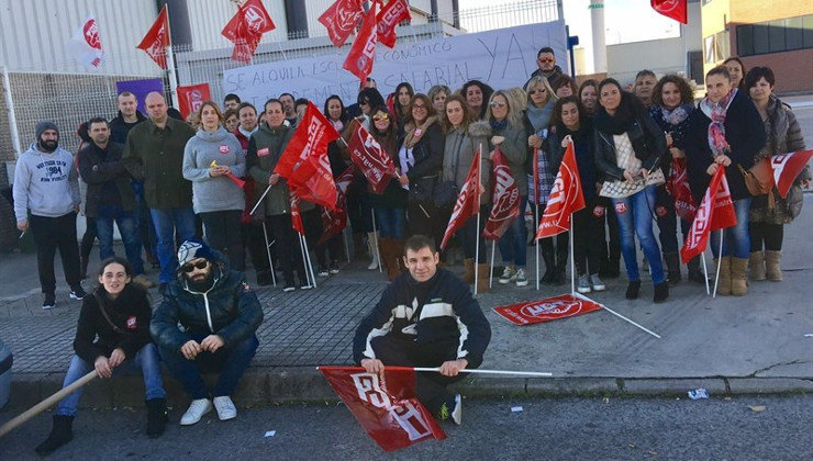 Los trabajadores de Sistema Britor, durante la huelga frente a la sede de la empresa en Mercasantander