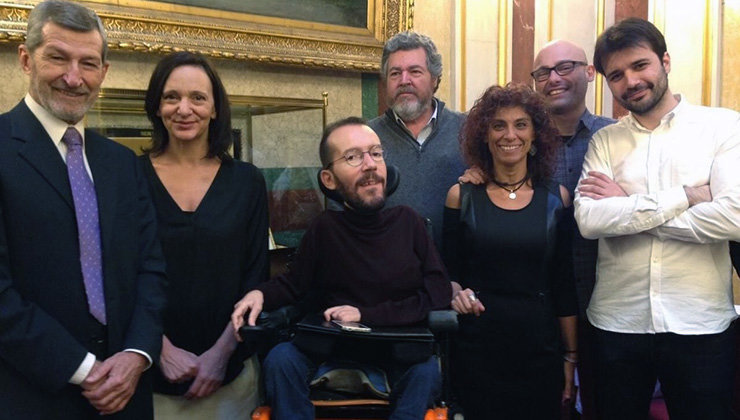 Echenique y Bescansa posan junto a otros representantes de Podemos, entre ellos, la diputada por Cantabria Rosana Alonso