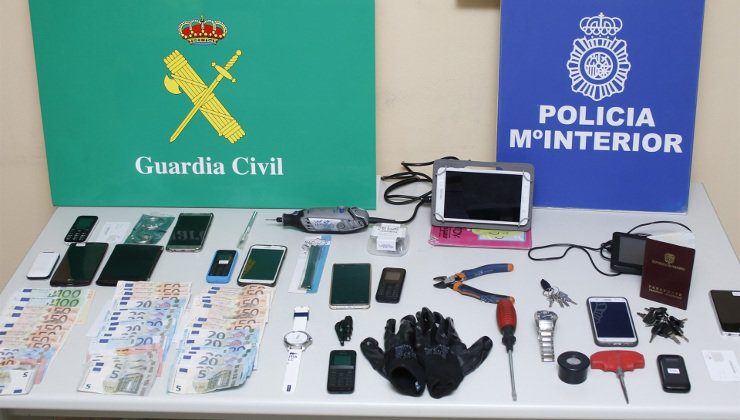 Material y dinero incautado por la Guardia Civil y la Policía Nacional