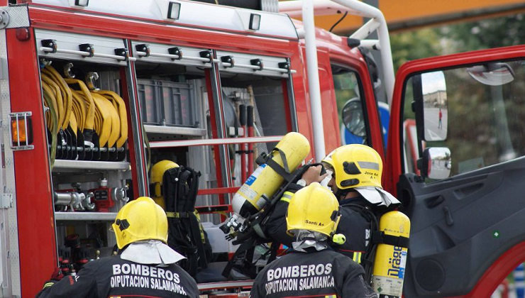 Los bomberos de Salamanca han logrado rescatar a las dos mujeres y los dos bebés