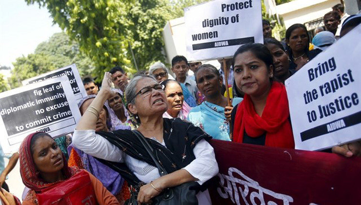 Grupo de mujeres se manifiestan contra las violaciones en India