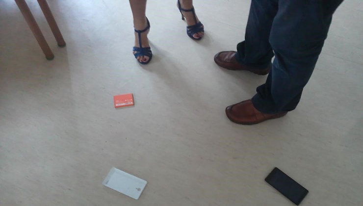 El teléfono móvil de la apoderada, en el suelo del colegio electoral, tras el incidente. Foto: A.S.