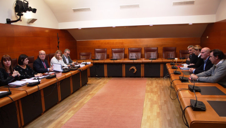 Una imagen de la reunión entre los representantes de Gobierno, PRC y PSOE (izquierda) y los representantes del PP (derecha)
