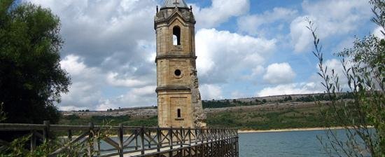 Campanario de la iglesia sumergida bajo las aguas del pantano del Ebro