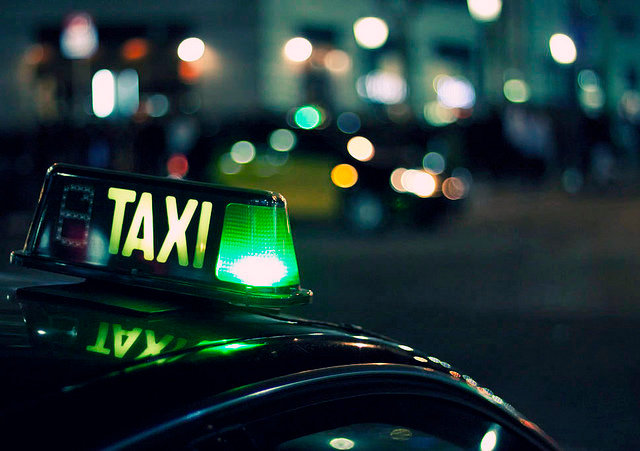 Taxi con luz verde encendida