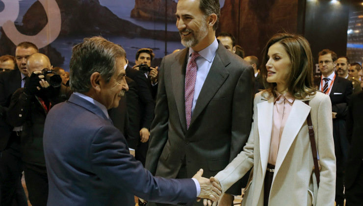 El presidente de Cantabria, Miguel Ángel Revilla, saluda a los Don Felipe y Doña Leticia