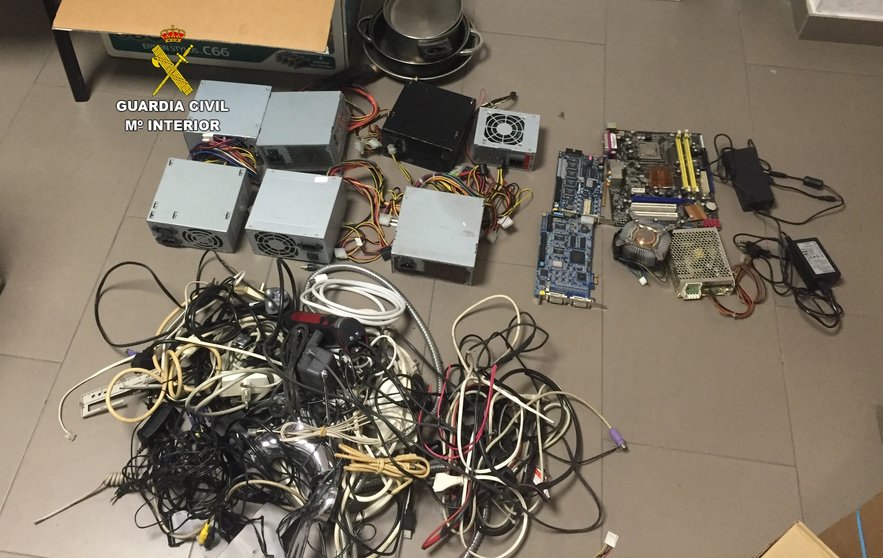 Material de ordenador intervenidos a los detenidos en Islares