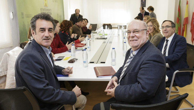 Los consejeros de Industria y Economía, Francisco Martín y Juan José Sota, en la Mesa del Plan Besaya