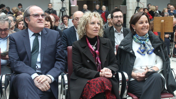 El exministro de Educación, Ángel Gabilondo, la vicepresidenta del Gobierno, Eva Díaz Tezanos, y la presidenta del Parlamento de Cantabria, Dolores Gorostiaga