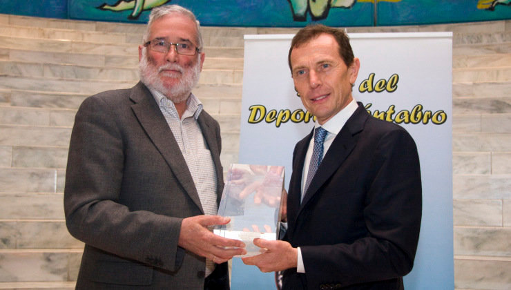 El consejero de Educación, Cultura y Deportes, Ramón Ruiz, entrega el premio a Emilio Butragueño