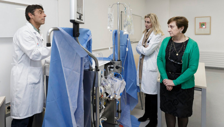 La consejera de Sanidad, María Luisa Real, junto al dispositivo de perfusión pulmonar ex vivo