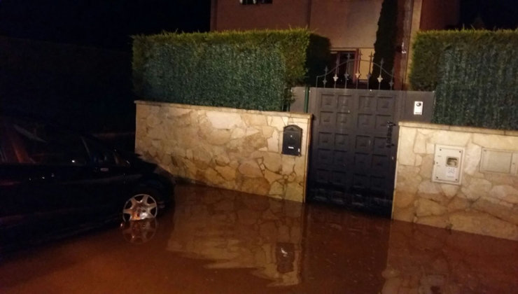 Una tubería rota en Murieras ha provocado inundaciones