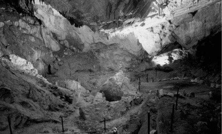 Interior de la Cueva del Salitre