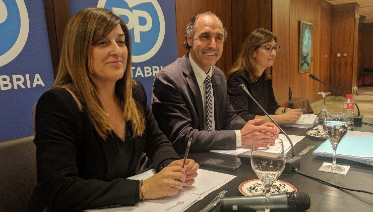 La secretaria general del PP de Cantabria, María José Sáenz de Buruaga, y el presidente autonómico del partido, Ignacio Diego
