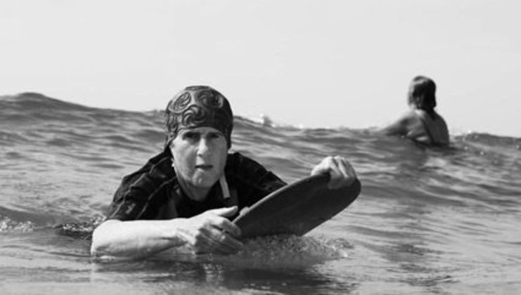 Gwyneth Haslock lleva surfeando más de 60 años. Foto: M&Y News Agency