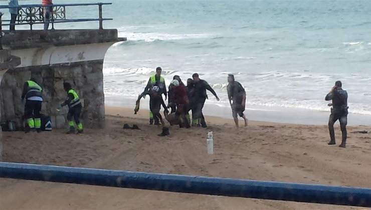 Los servicios de emergencia sacan el cuerpo del agua en la playa de La Concha, en el Sardinero