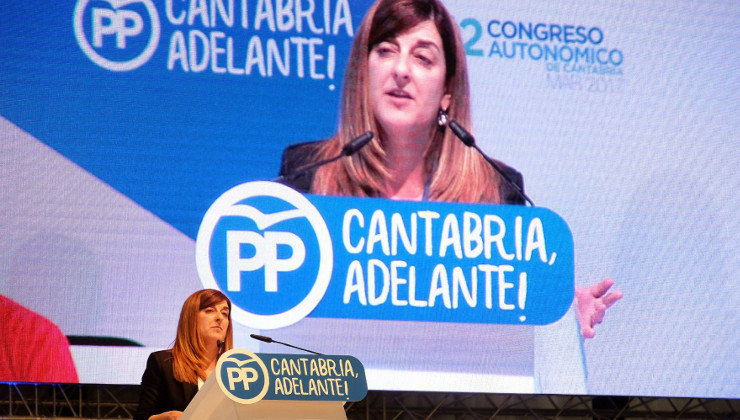 La presidenta del PP de Cantabria, María José Sáenz de Buruaga, durante el Congreso