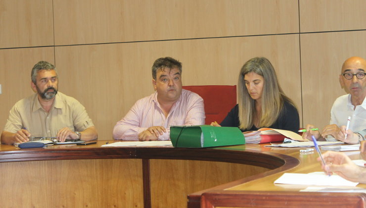 Jesús Díaz (der.) el alcalde de Noja, Miguel Ángel Ruiz (centro), y el primer teniente alcalde, Javier Martín (izda.), durante un pleno