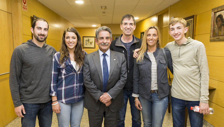 El presidente Miguel Ángel Revilla junto a la familia Stockton