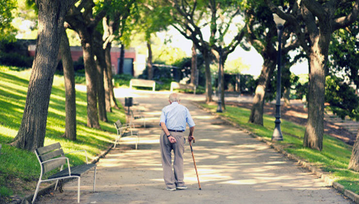 anciano-paseando