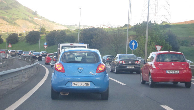 Las carreteras de Cantabria registran hasta 23 kilómetros de atascos