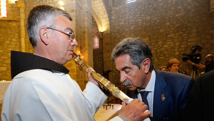 El presidente de Cantabria, Miguel Ángel Revilla, besa la cruz en Santo Toribio de Liébana