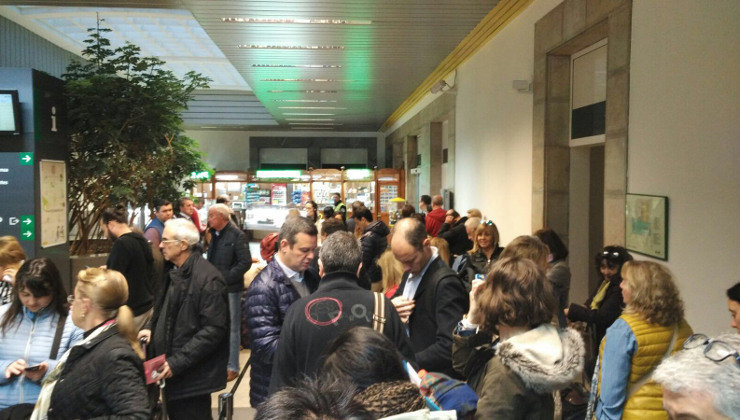 Los pasajeros del tren Santander-Madrid esperan en la estación