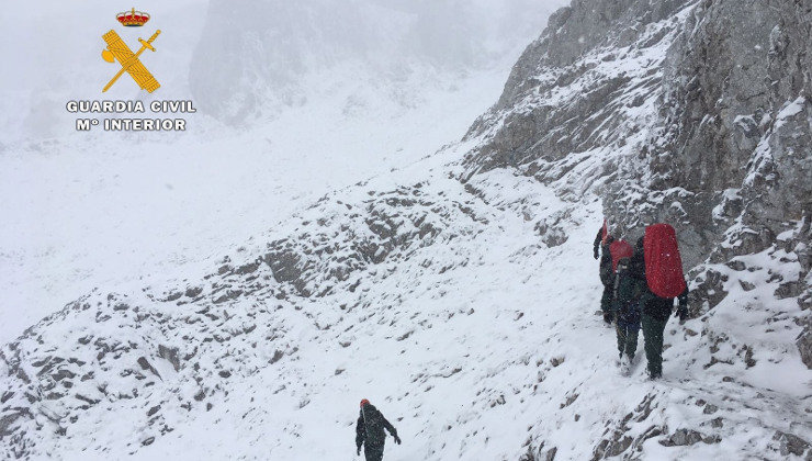 El Greim de la Guardia Civil ha logrado rescatar a los tres montañeros de Zamora