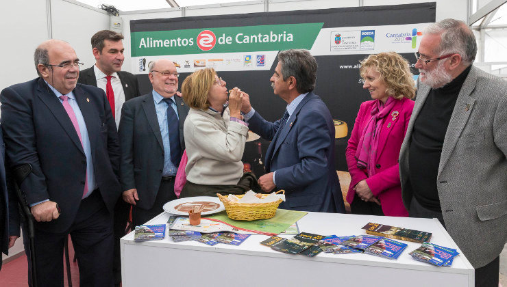 Revilla ha reivindicado el valor de la anchoa como un icono de la marca Cantabria