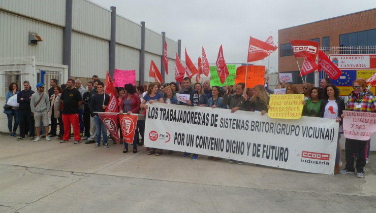 Trabajadores de Sistemas Britor frente a la fábrica el pasado mes de mayo