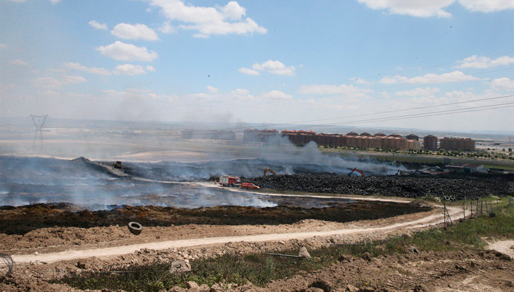 Trabajos de extinción del incendio de los neumáticos en Seseña