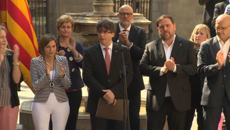 El presidente de la Generalitat, Carles Puigdemont, junto al resto del Ejecutivo