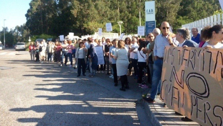 Manifestación de los trabajadores del CAD de Sierrallana frente a las instalaciones