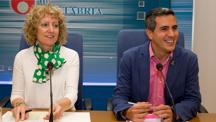 La actual secretaria general del PSOE de Cantabria, Eva Díaz Tezanos, y el alcalde de Santa Cruz de Bezana, Pablo Zuloaga