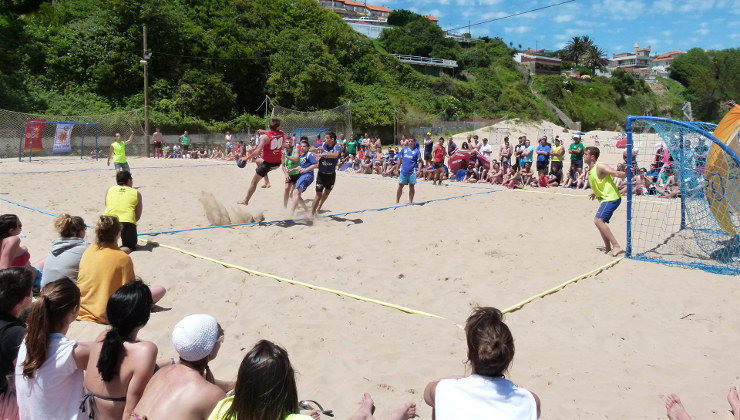 El balonmano playa es el protagonista del fin de semana en Suances
