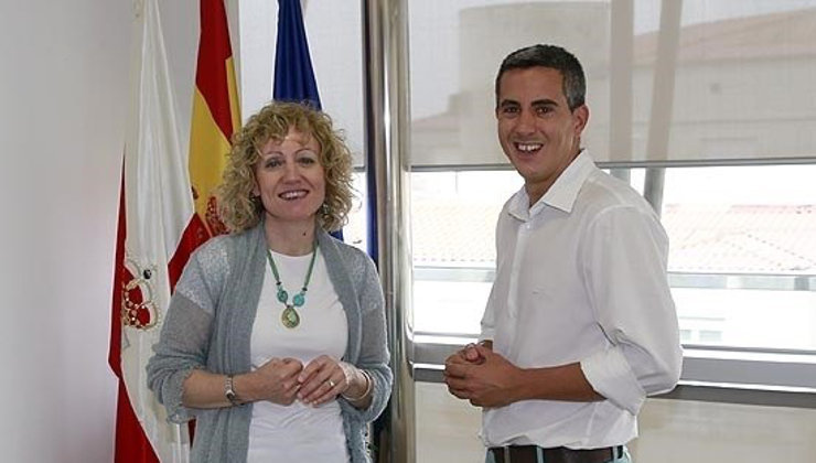 La secretaria general del PSOE, Eva Díaz Tezanos, y el alcalde de Santa Cruz de Bezana, Pablo Zuloaga