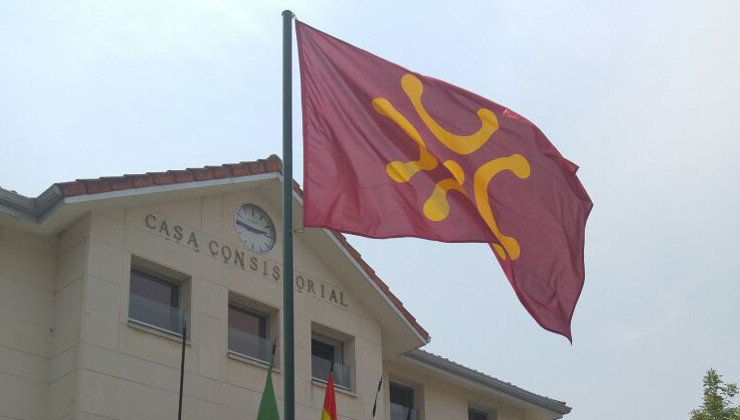 La bandera con el Lábaro ondea en el Ayuntamiento de Noja bien