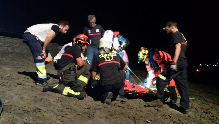 Un momento del rescate del joven atrapado en el acantilado de Ajo. Foto: 112 Cantabria