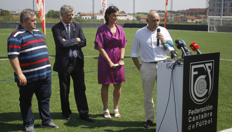 José Ángel Peláez y Ángel María Villar (izq.), durante la inauguración de los nuevos campos de las instalaciones Nando Yosu