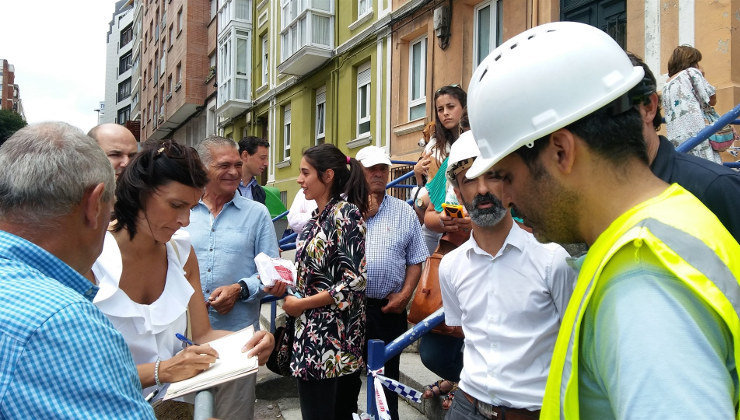 La alcaldesa, Gema Igual, con los vecinos afectados por el derrumbe del edificio de la calle del Sol