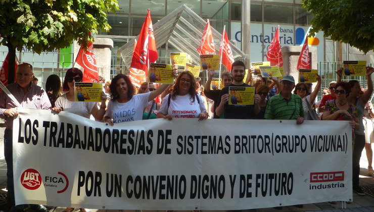 Concentración de los trabajadores de Sistemas Britor frente al Gobierno de Cantabria