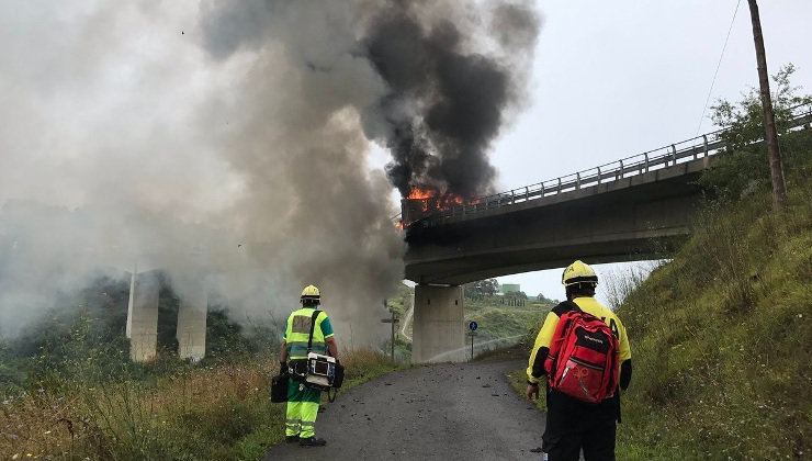 El incendio del camión ha obligado a cortar el tráfico en la A-8. Foto: DYA Cantabria