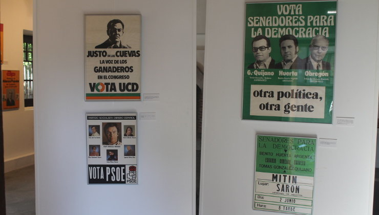 Algunos de los carteles de la exposición sobre las elecciones de 1977