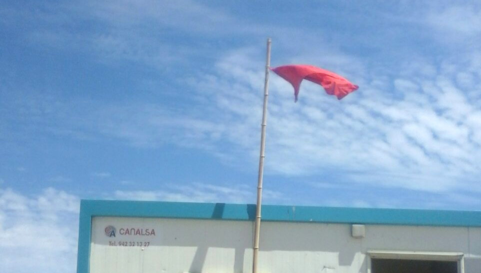 bandera roja playa marzan