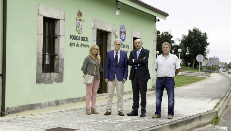 El consejero de Obras Públicas y Vivienda, José María Mazón, y el alcalde de Arnuero, José Manuel Igual (ambos en el centro), han inaugurado la rehabilitación