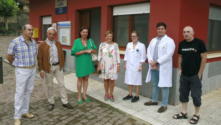 La consejera de Sanidad, María Luisa Real (centro) ha inaugurado la ampliación del consultorio médico de Limpias
