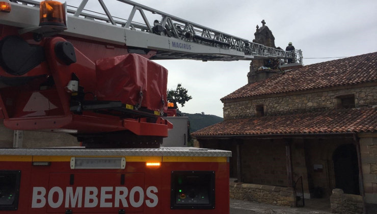 Un instante del rescate de los bomberos en la iglesia de Villasevil